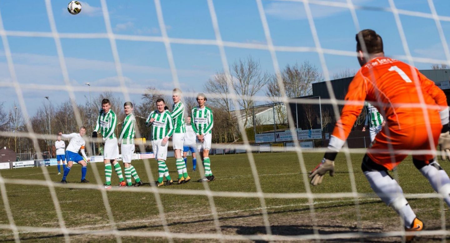 Voetbal: Soms zit het mee, soms heb je de wind tegen.