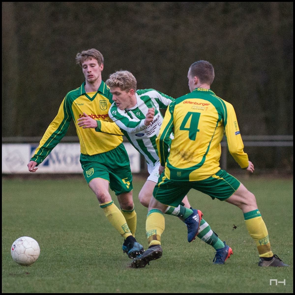 Voetbal: Weer aan de kant.