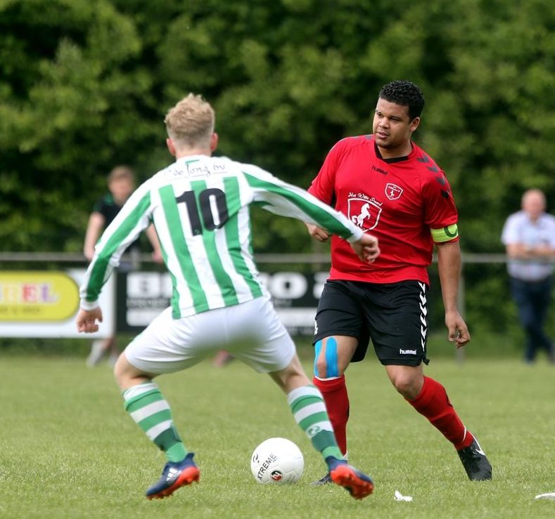 Voetbal: een partijtje tegen de koploper