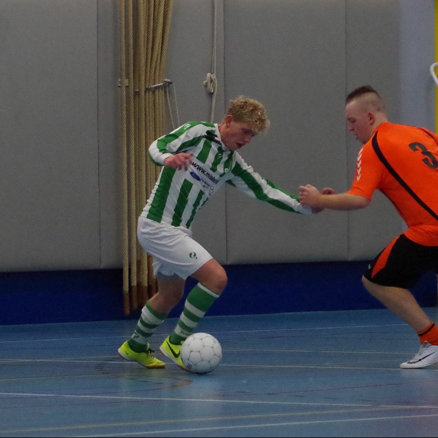 Voetbal: Uitschakeling in de zaal